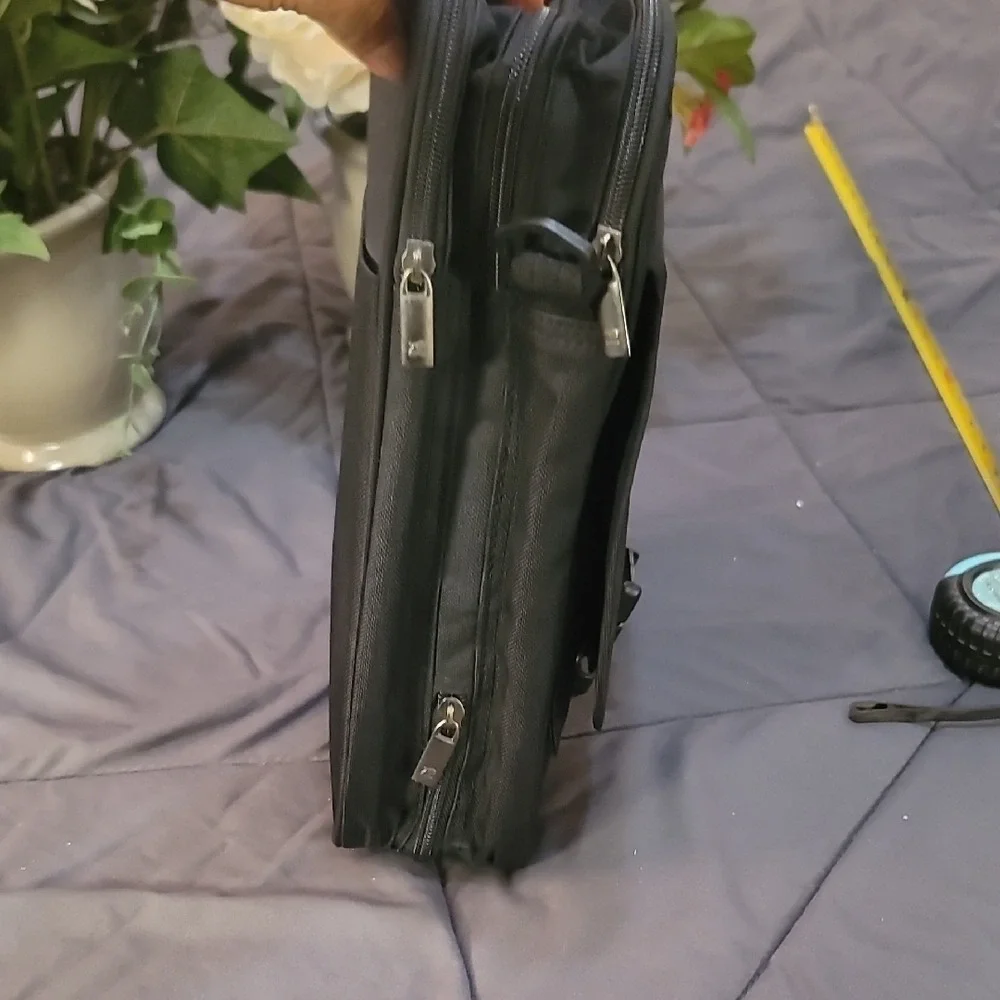 AMERICAN TOURISTER Black Duffel Bag with Dual Front Pockets